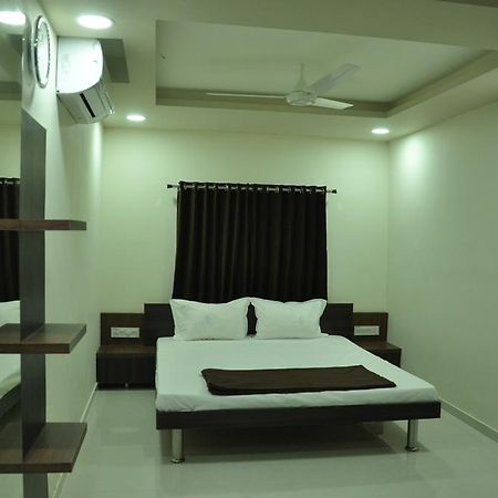 Shivdhara Hotel & Residence Rajkot Ruang foto