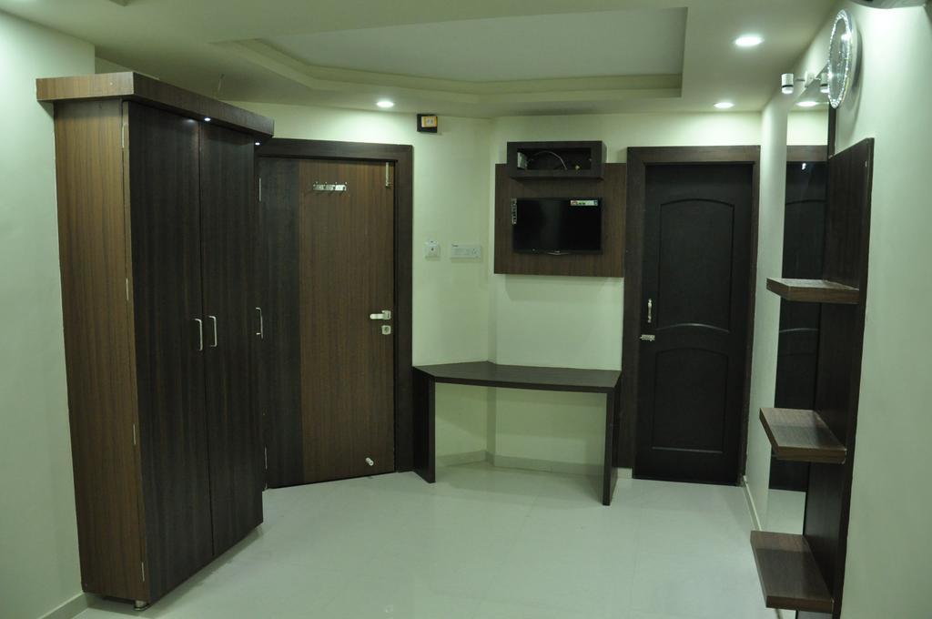Shivdhara Hotel & Residence Rajkot Bagian luar foto