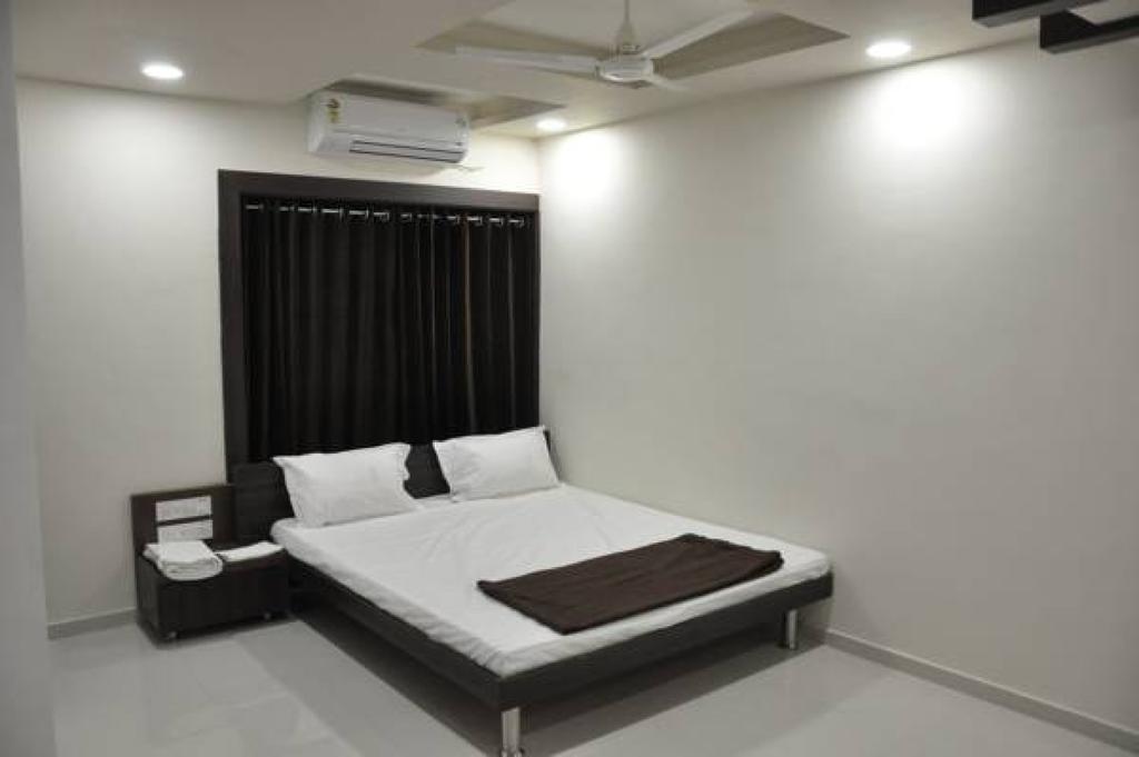 Shivdhara Hotel & Residence Rajkot Bagian luar foto